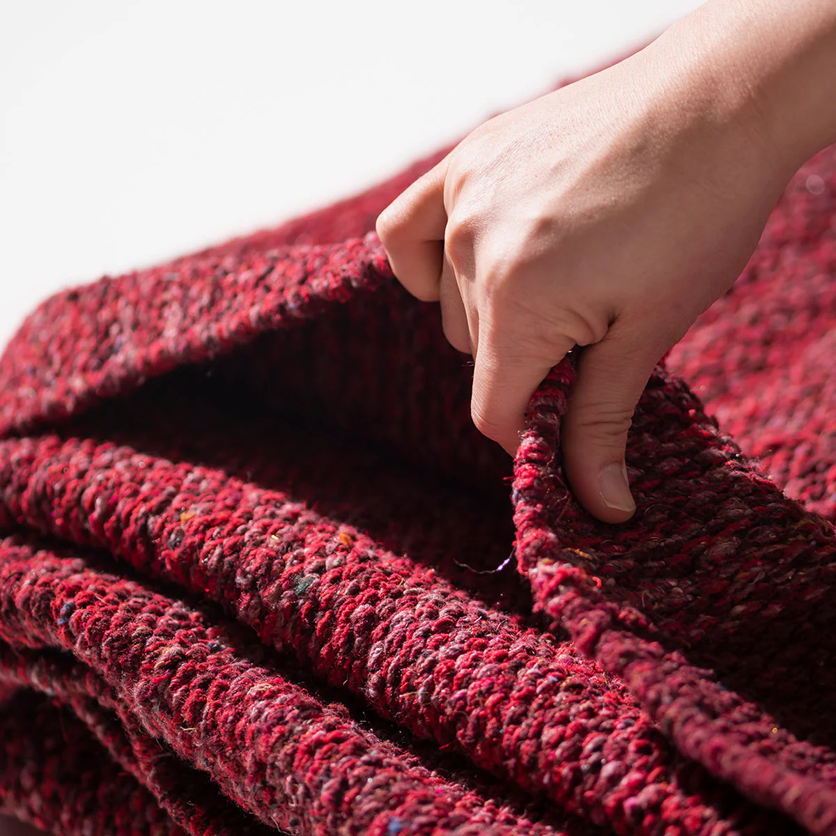 HANDLOOMED RECYCLED YARN RUG - Image 5