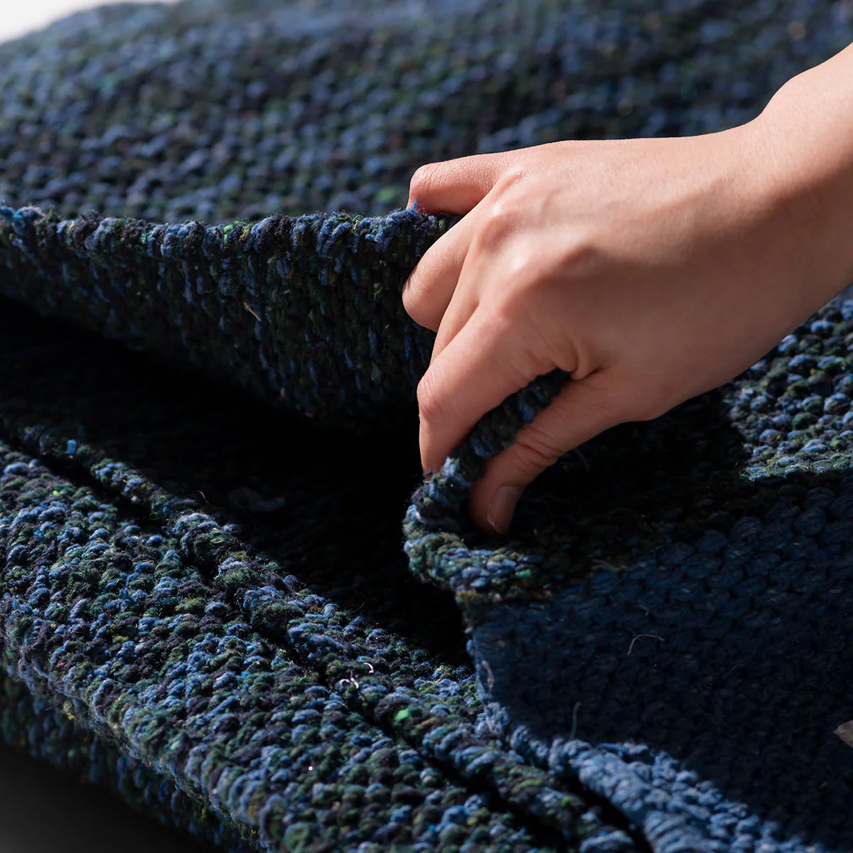 HANDLOOMED RECYCLE YARN RUG - Image 6